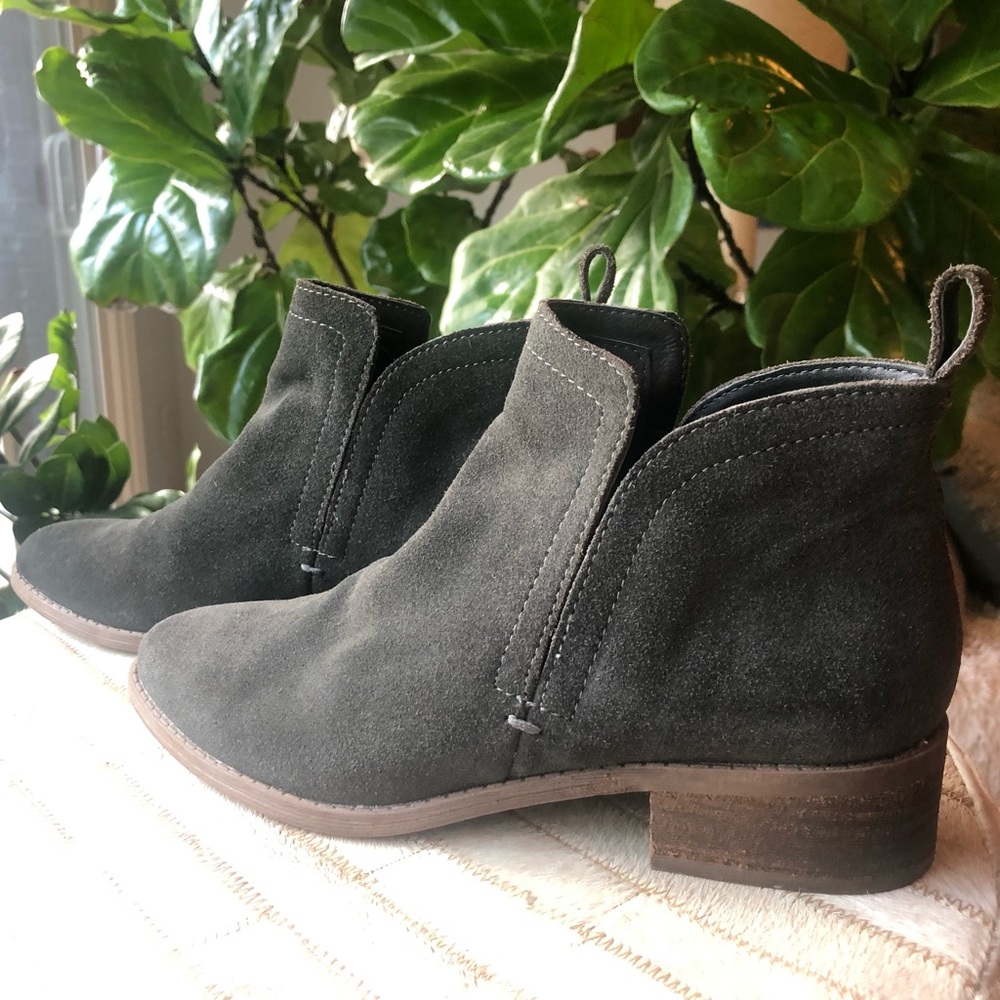Gray sueded leather DOLCE VITA. Like new condition. Only worn a couple of times.